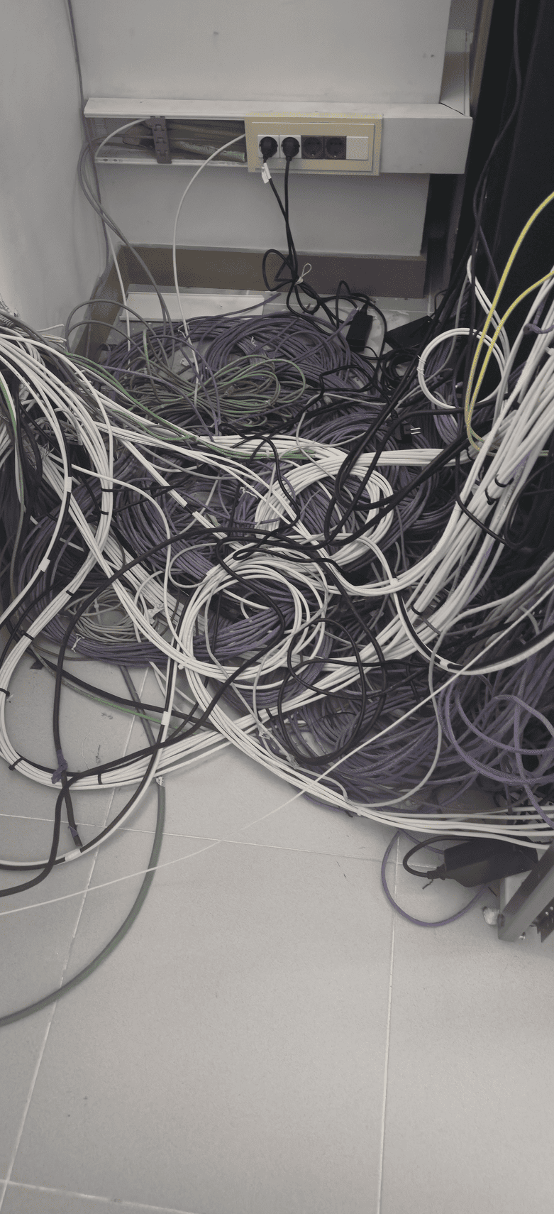 Rack de comunicaciones desordenado antes del saneamiento con cableado estructurado sin organizar