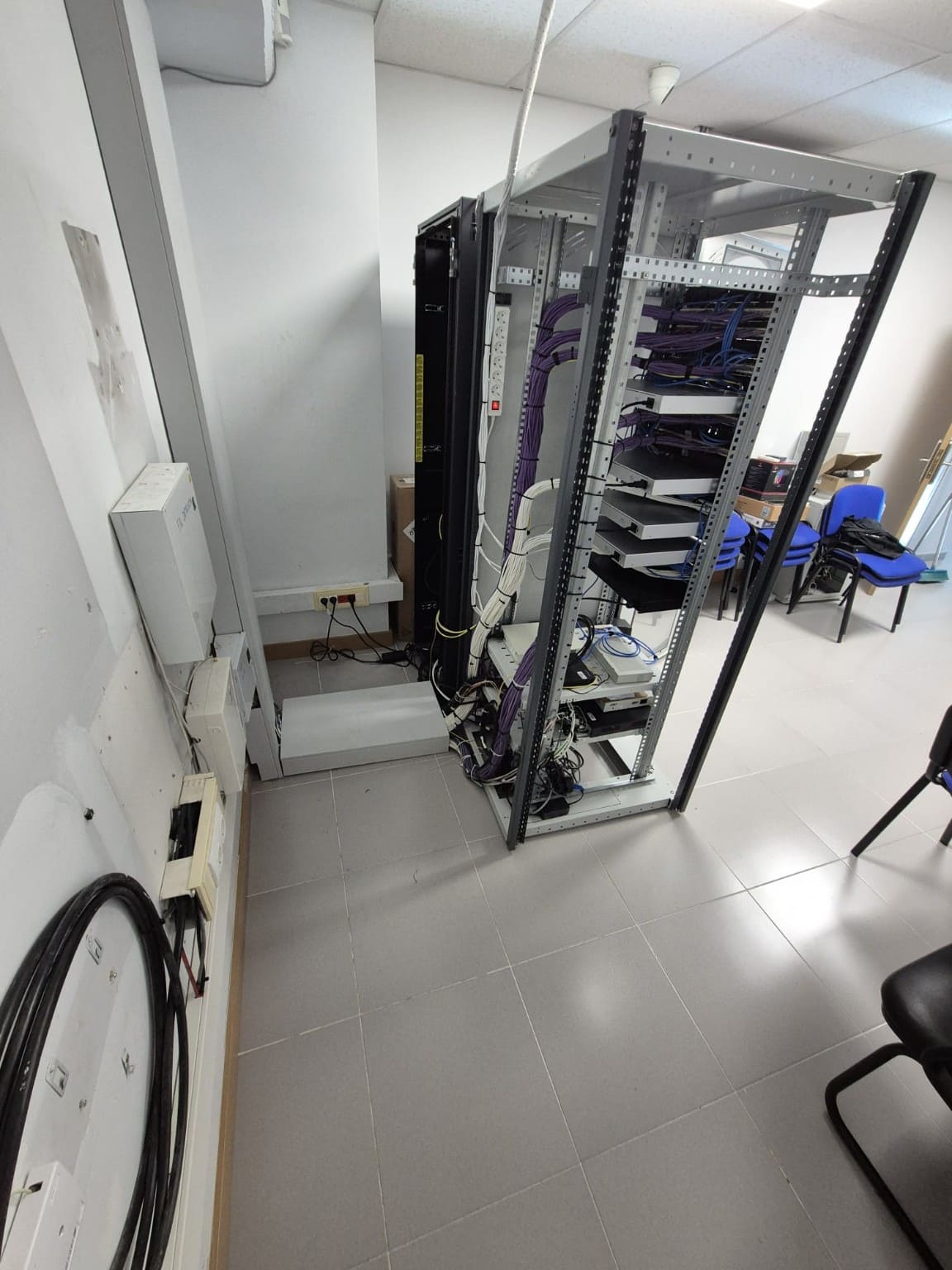 rack-comunicaciones-organizado-despues.webp