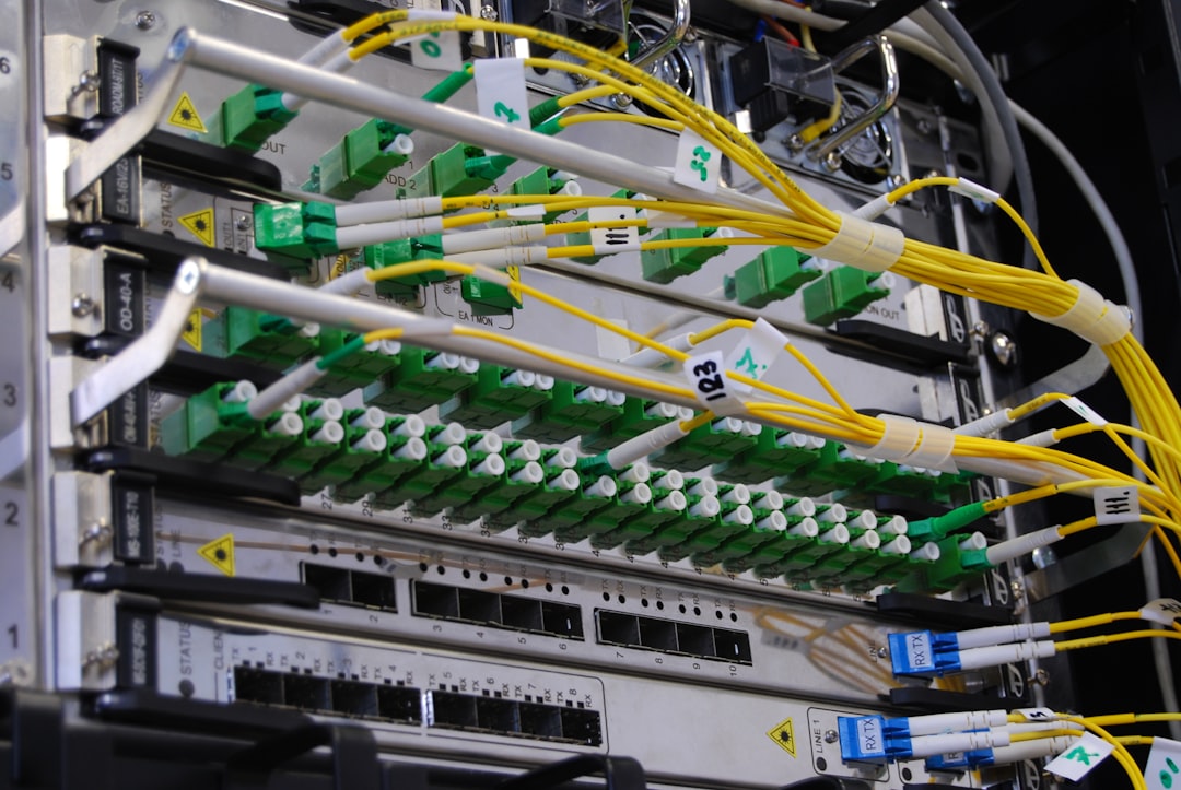 Instalación profesional de fibra óptica en empresa Madrid Instalación profesional de fibra óptica y rack de comunicaciones en empresa de Madrid