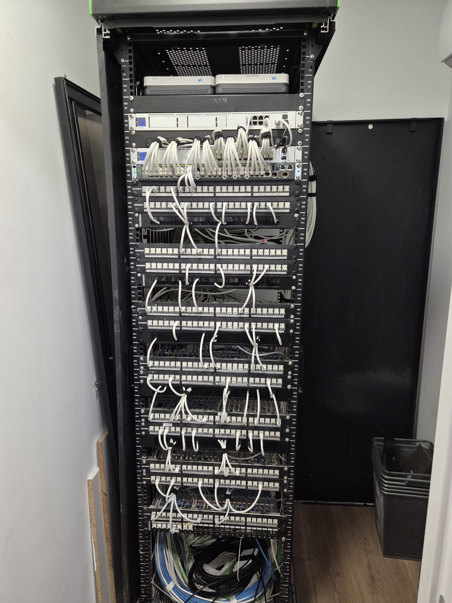 Rack reorganizado en las oficinas de Urbanitae