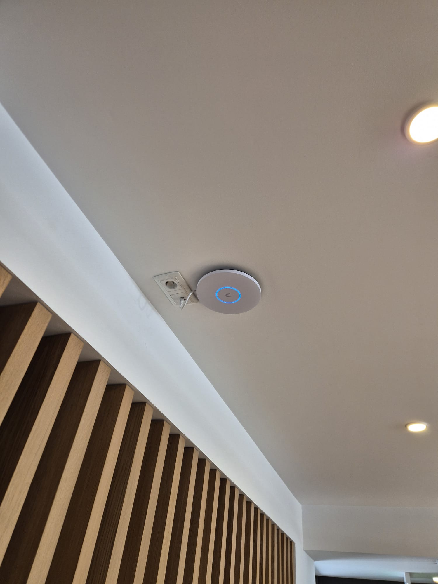 Punto de acceso WiFi profesional instalado en las oficinas de Urbanitae