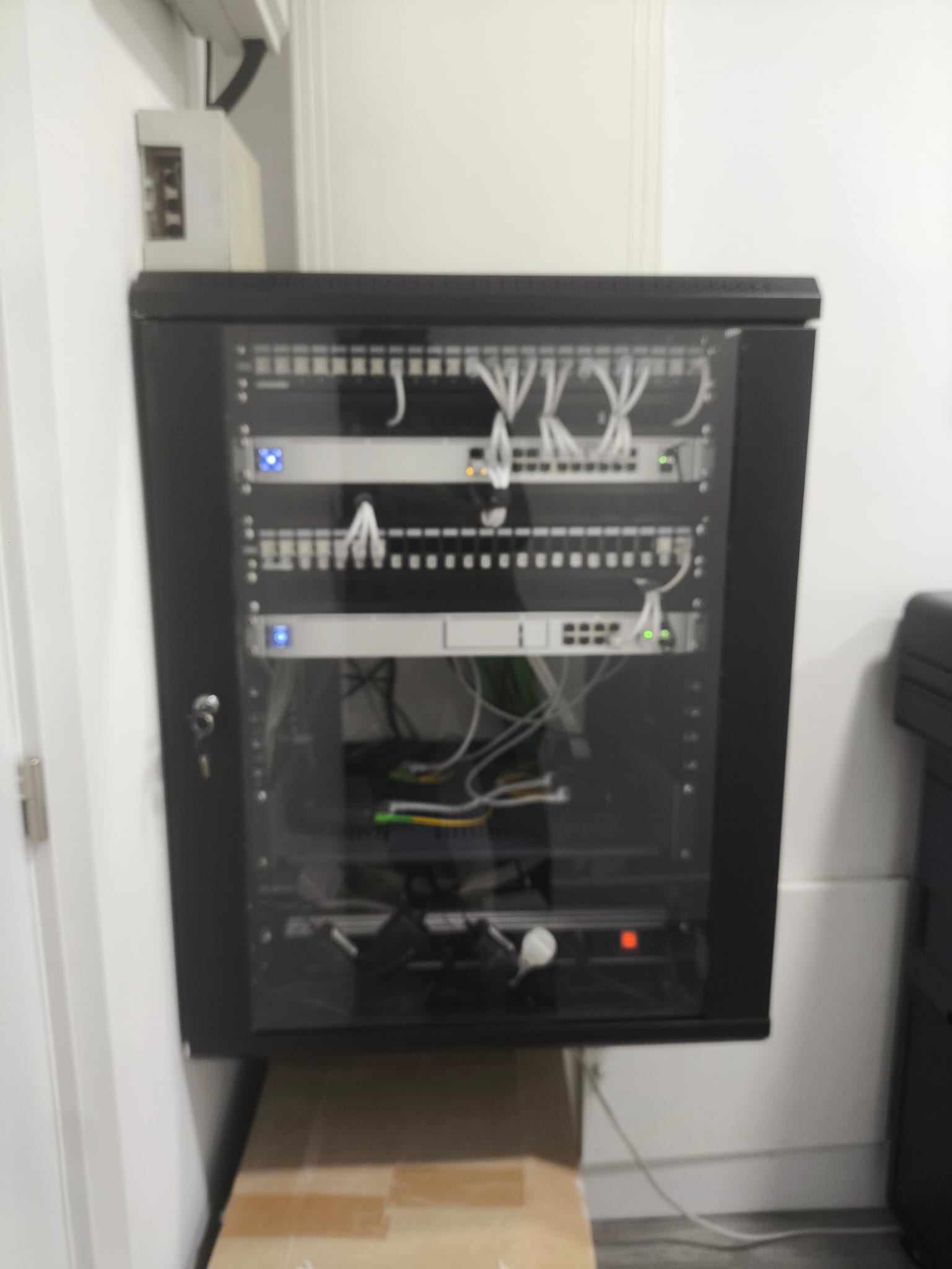 Rack secundario con electrónica de red en una planta de Urbanitae