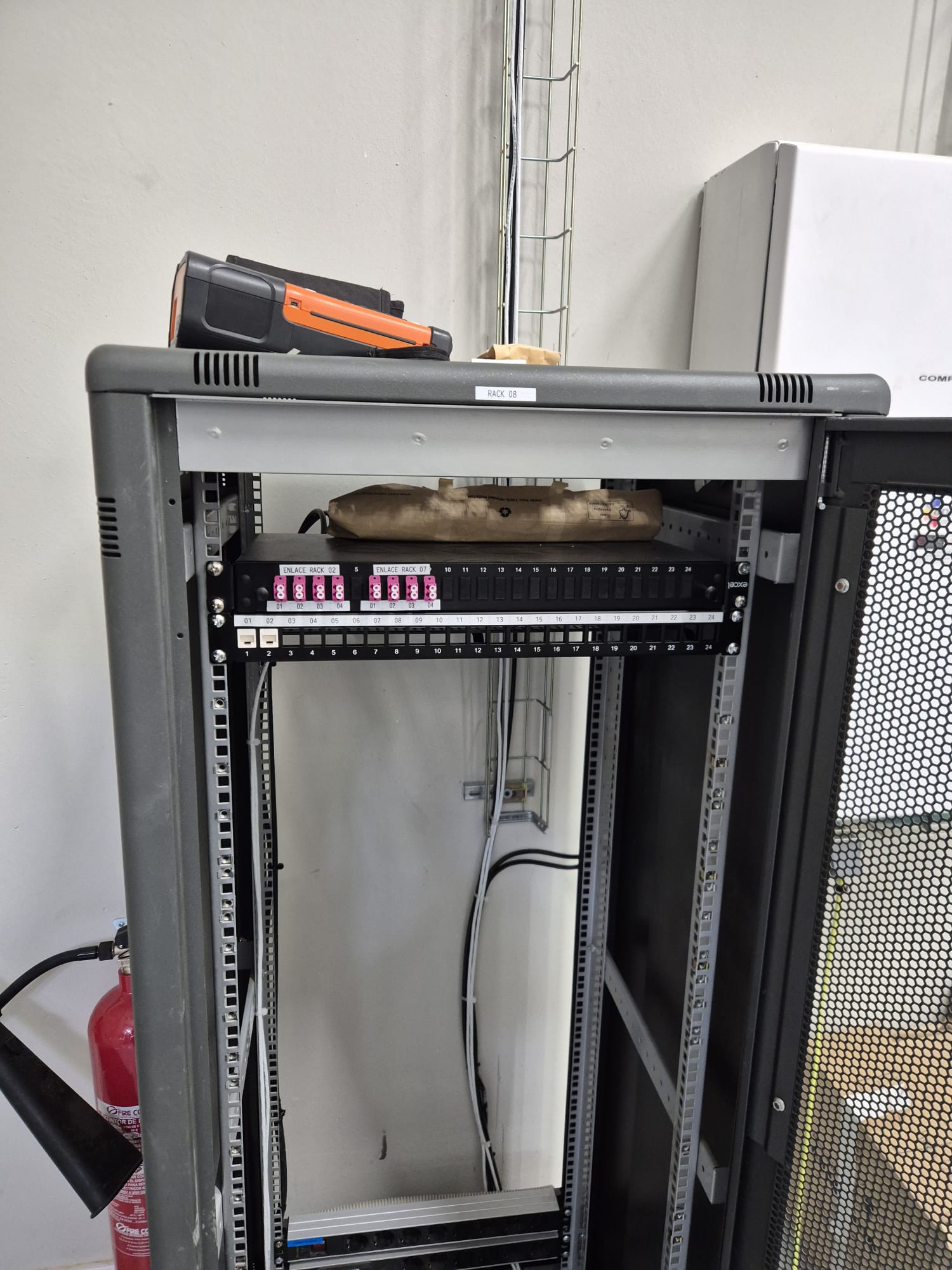 Rack secundario 08 con panel de fibra óptica OM5
