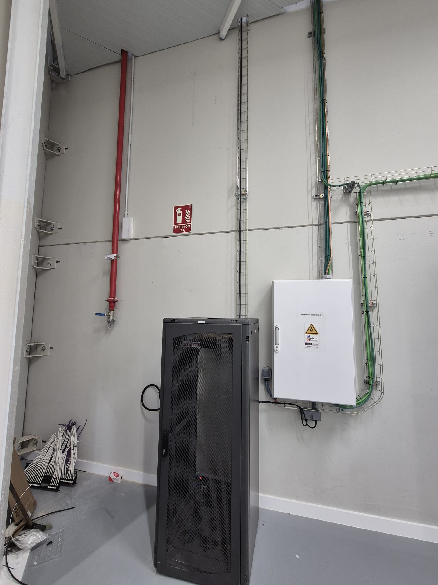 Rack de comunicaciones instalado en la nave industrial de ARQUIMEA