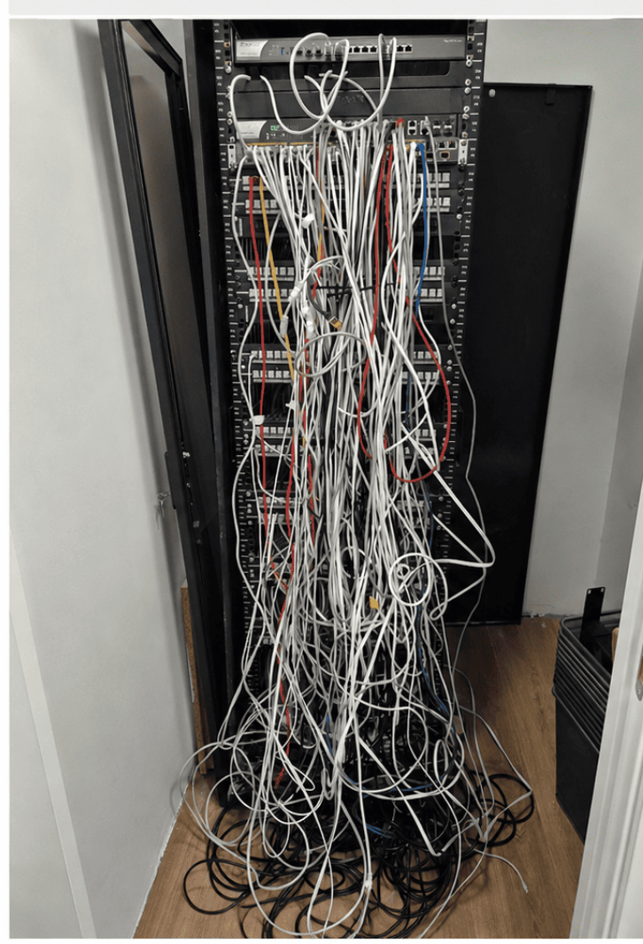 Rack de Urbanitae antes del saneamiento, con cableado desorganizado