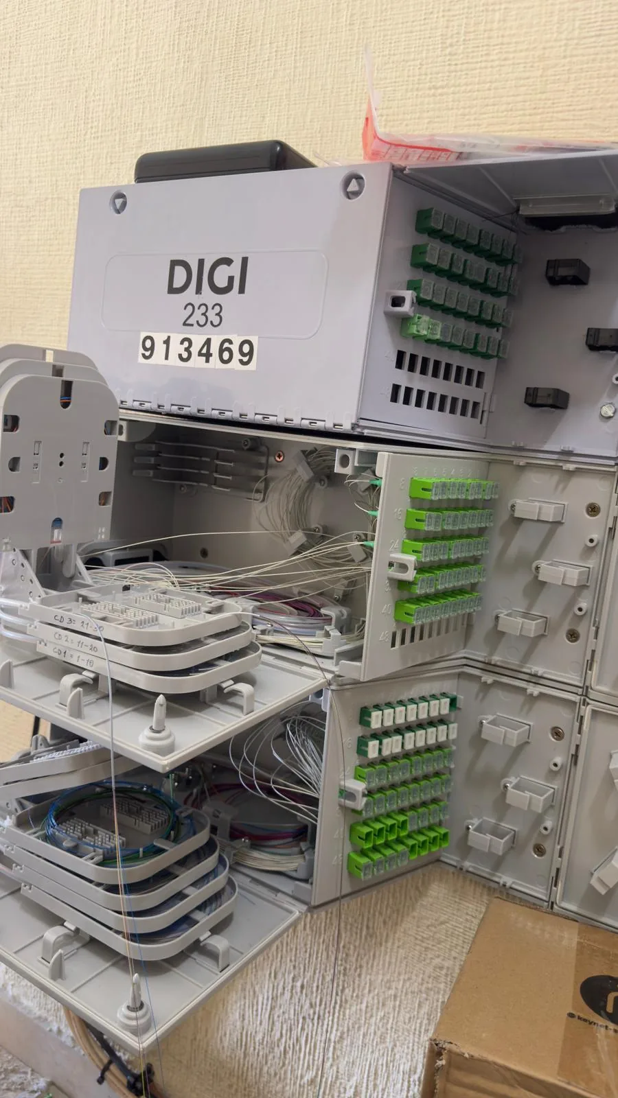 Interior de las CTO con conectores y distribución de fibra óptica organizada