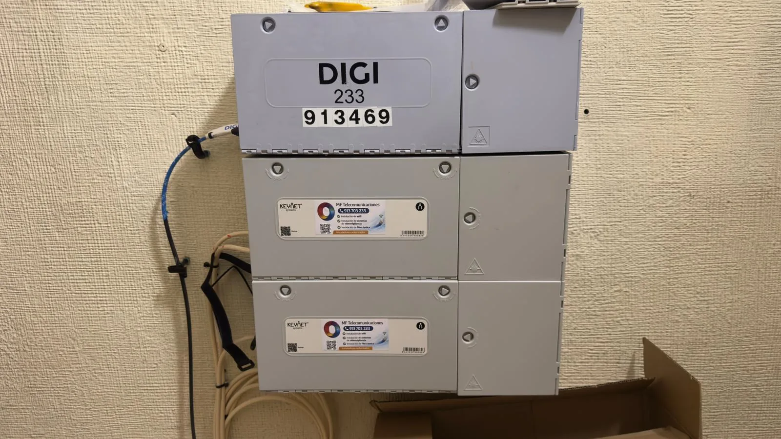 Nuevas CTO de fibra óptica instaladas en un edificio residencial de Madrid