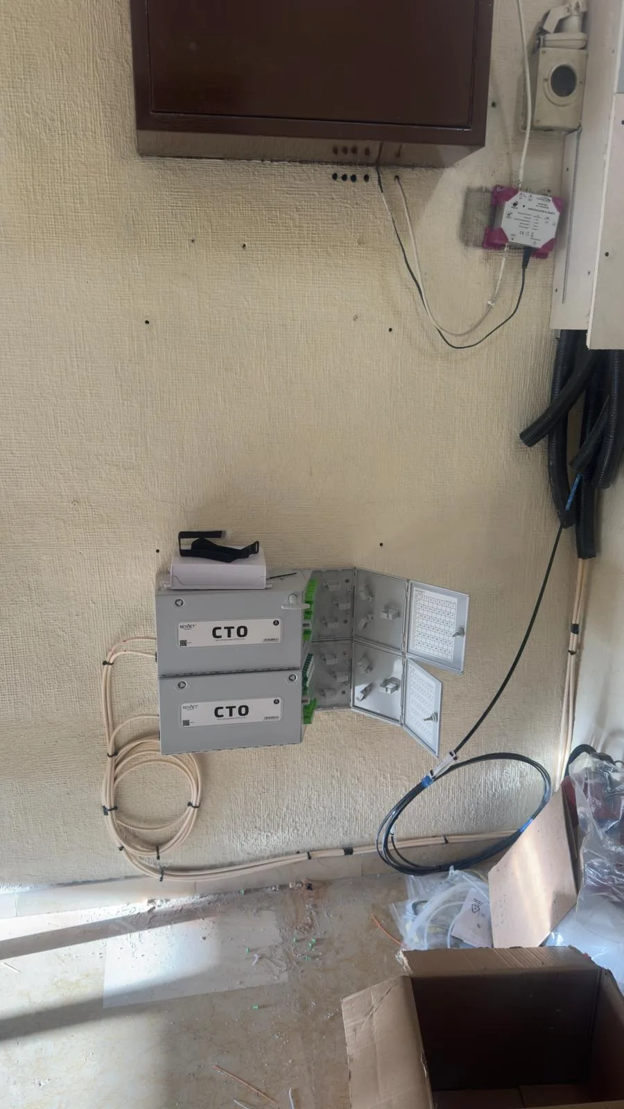 Puntos de distribución de fibra óptica y canalizaciones hacia las viviendas