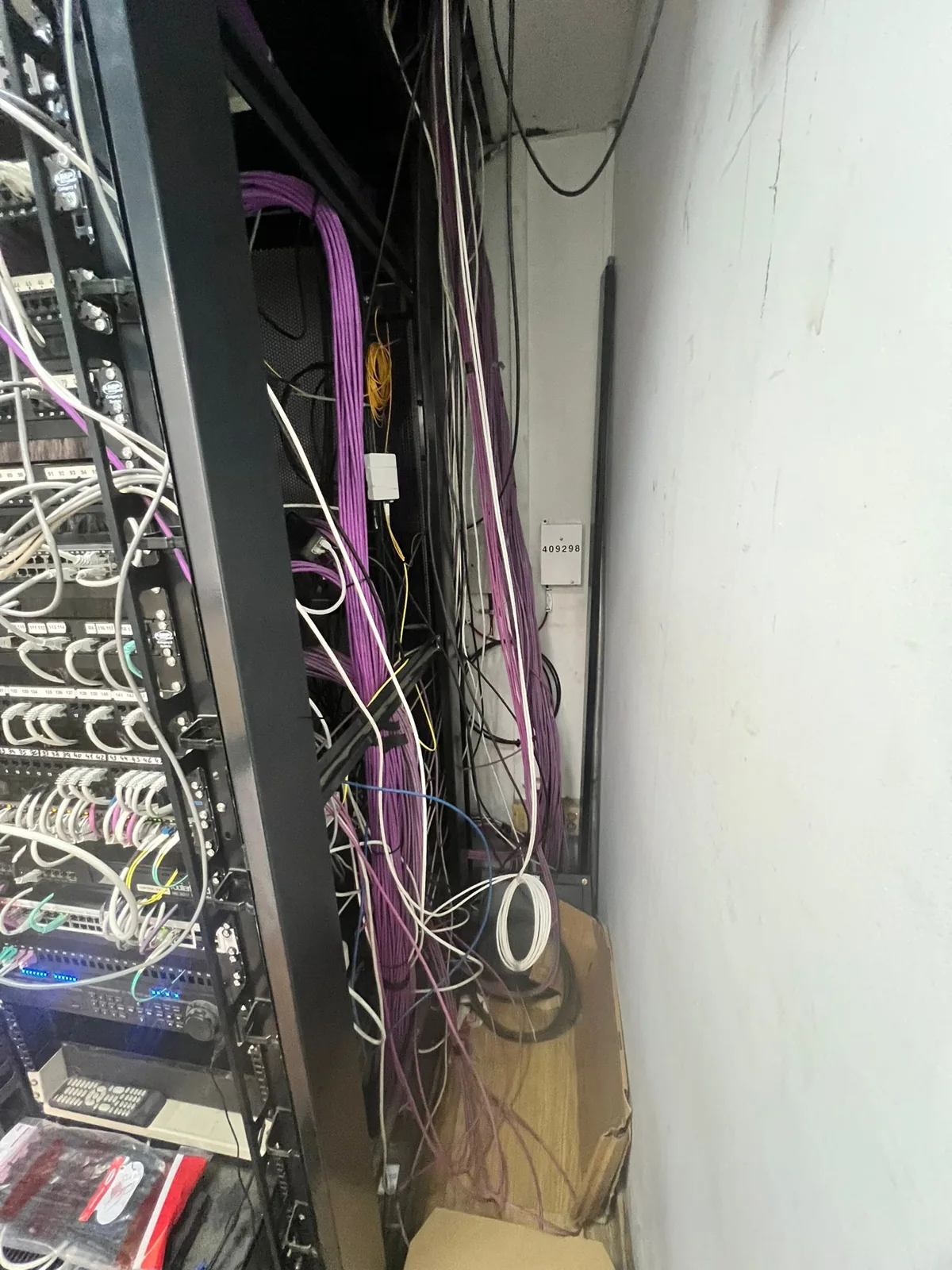 Cables sueltos y acumulados junto al lateral del rack de Ontime antes de la intervención