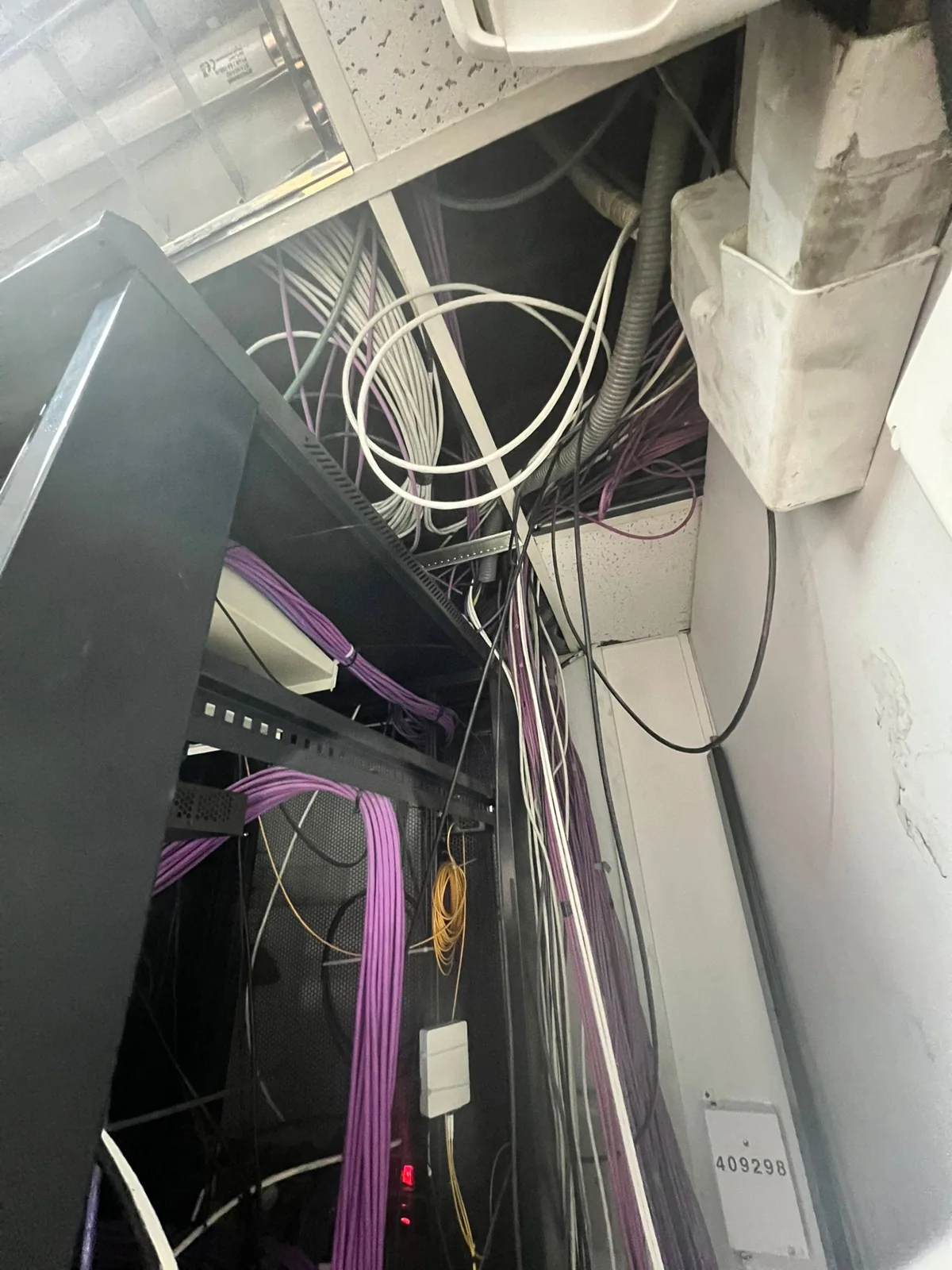 Cableado sobre el rack de Ontime y paso por el falso techo antes de su organización