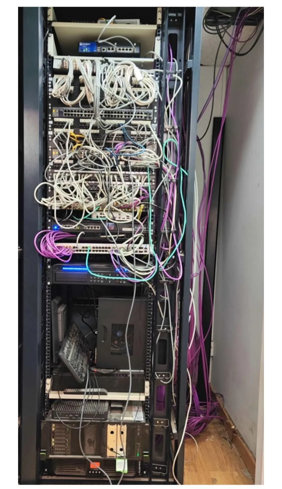 Rack de Ontime antes del saneamiento, con latiguillos cruzados y cableado acumulado en el frontal