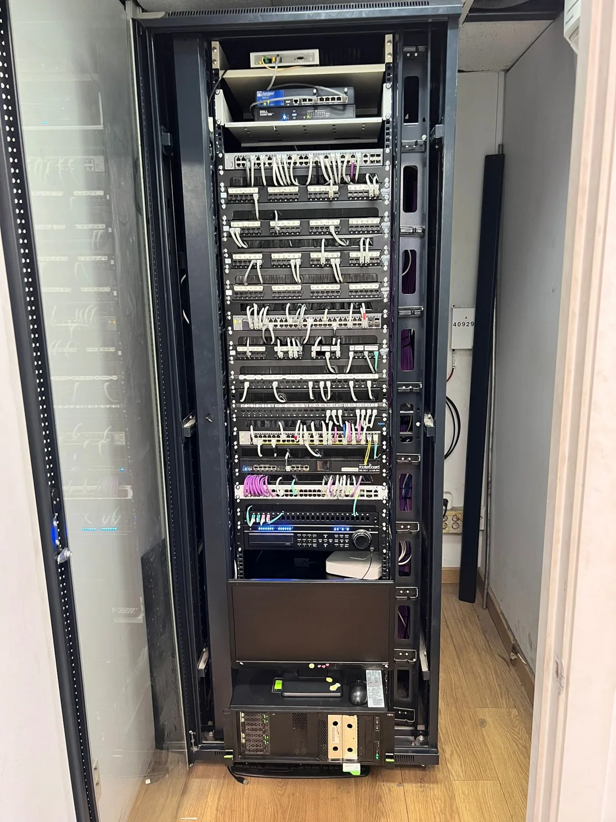 Rack completo de Ontime después del saneamiento y organización del cableado