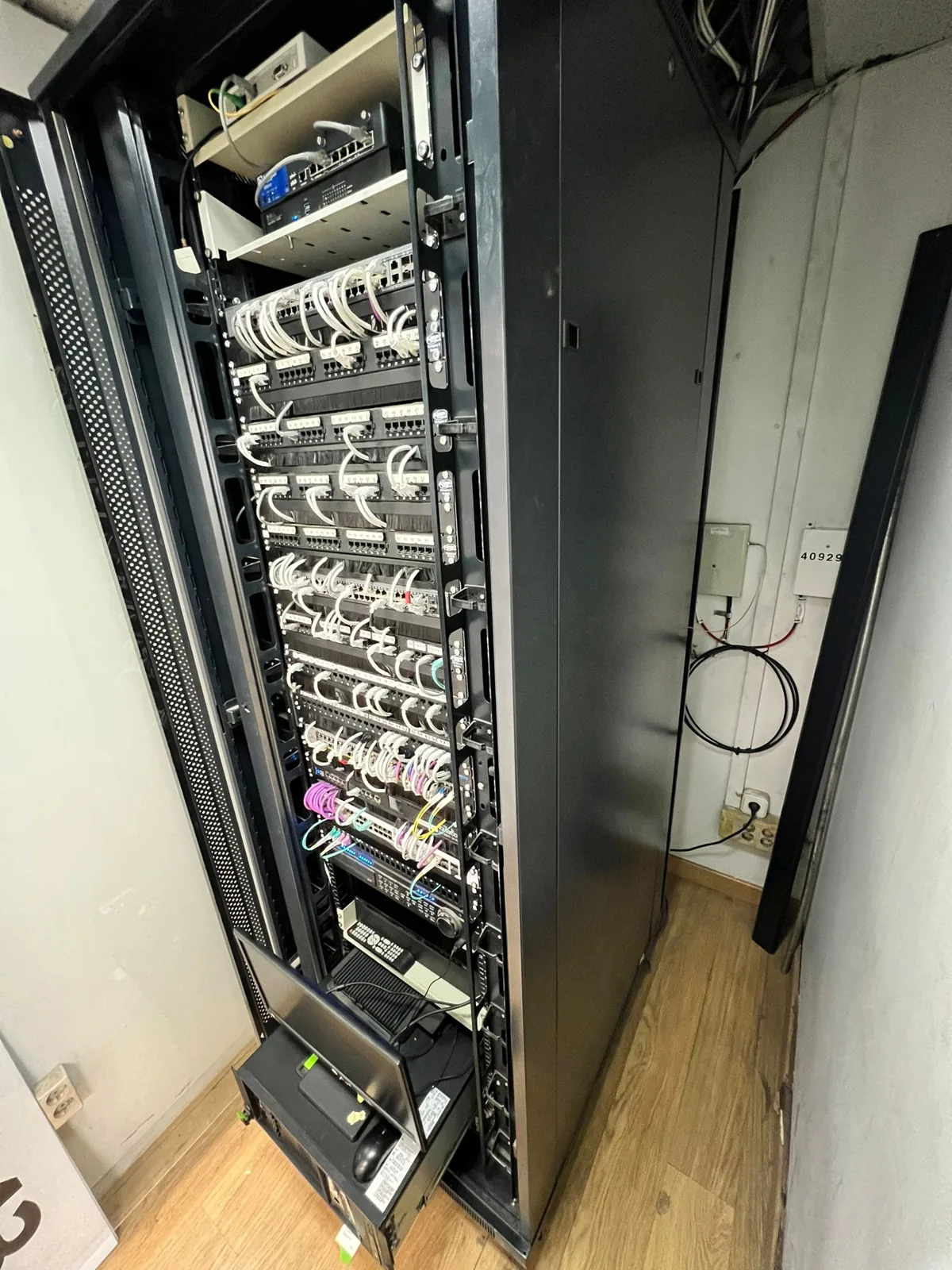 Rack de Ontime después del saneamiento, vista oblicua del cableado frontal y del lateral