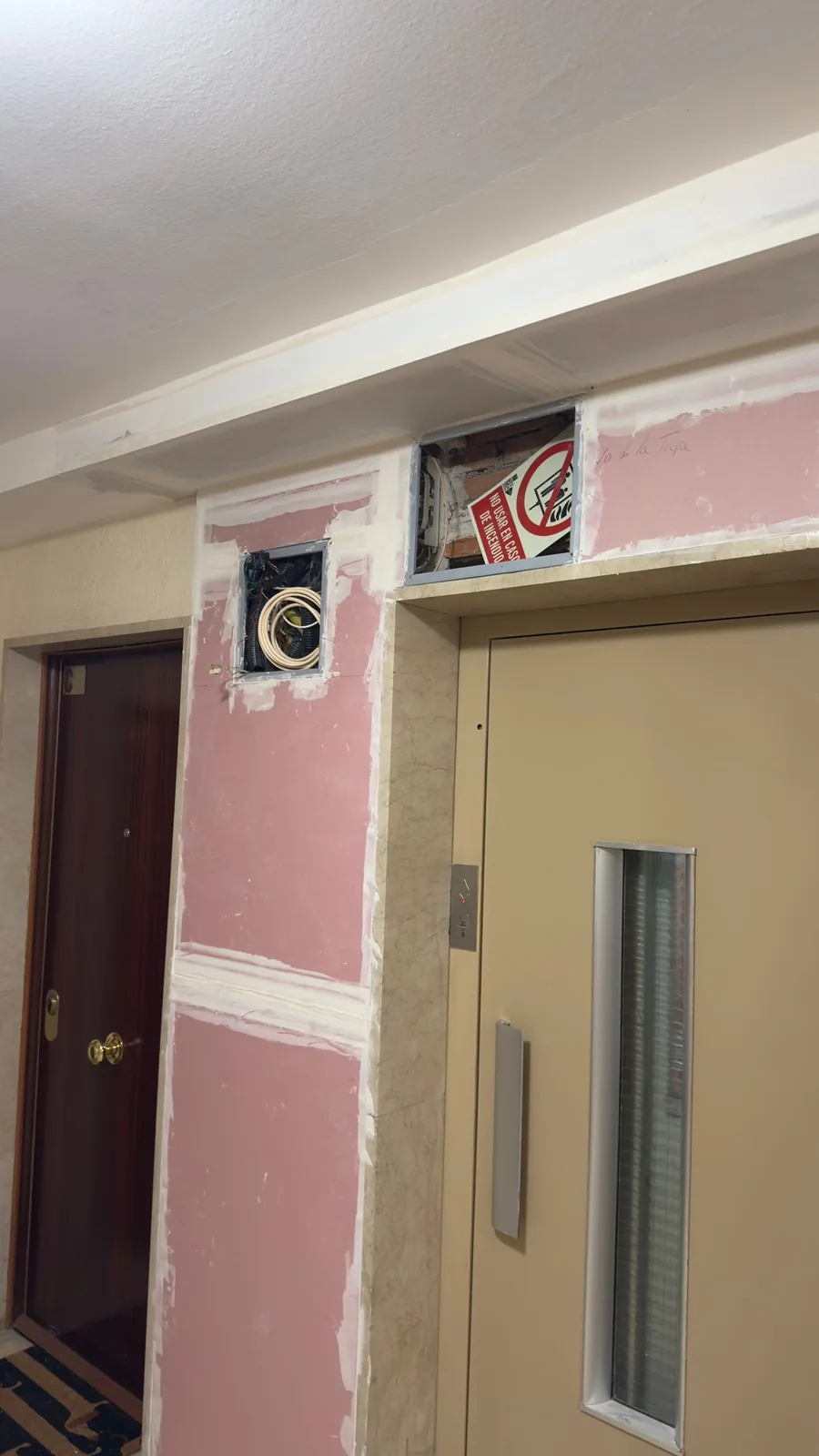 Aperturas técnicas y patinillos utilizados para la nueva canalización de fibra óptica