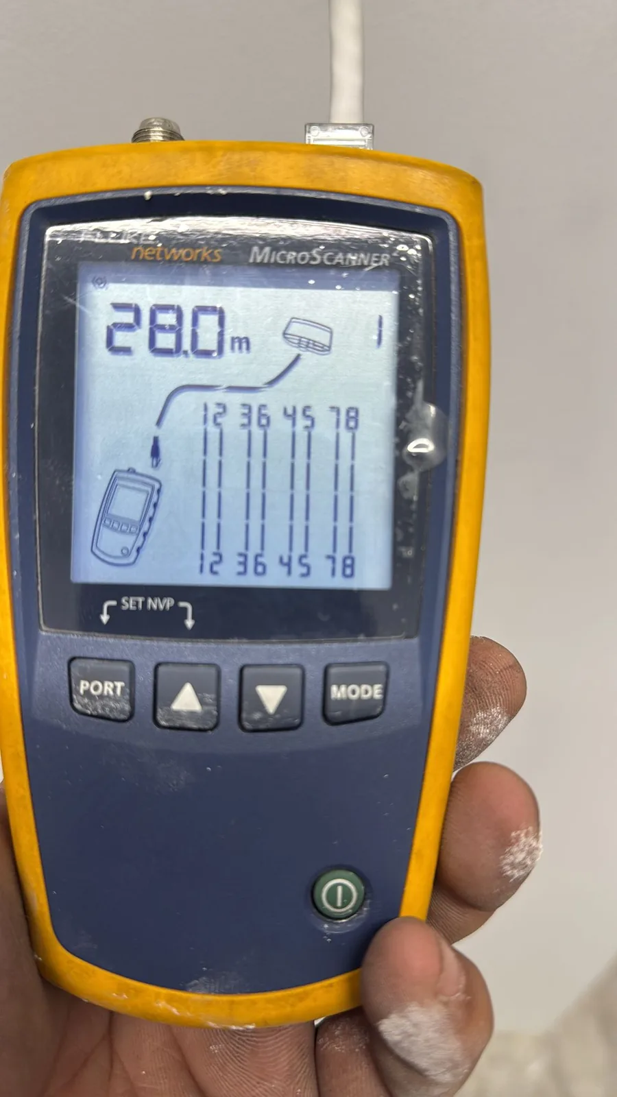 Pantalla del Fluke MicroScanner con lectura de 28,0 metros y mapa de hilos.