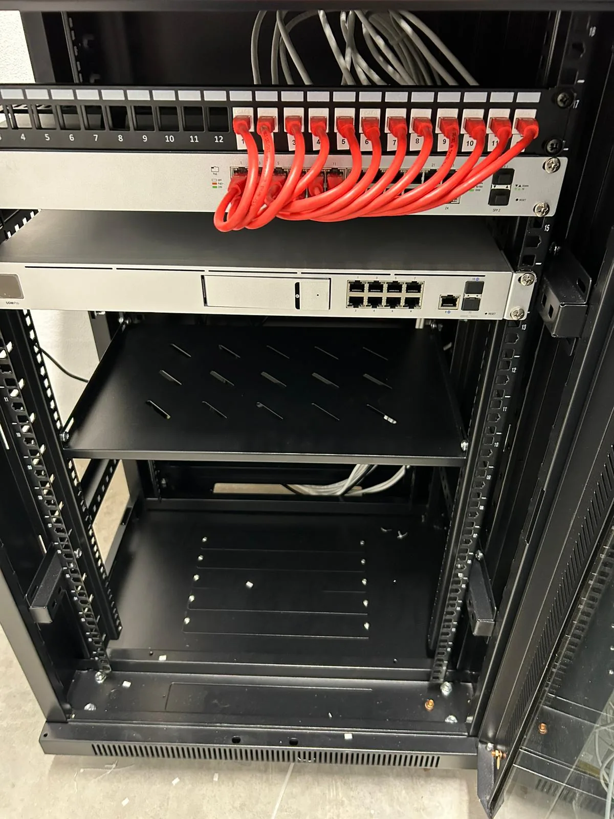 Rack de comunicaciones con electrónica de red y latiguillos rojos en Futura Velilla.