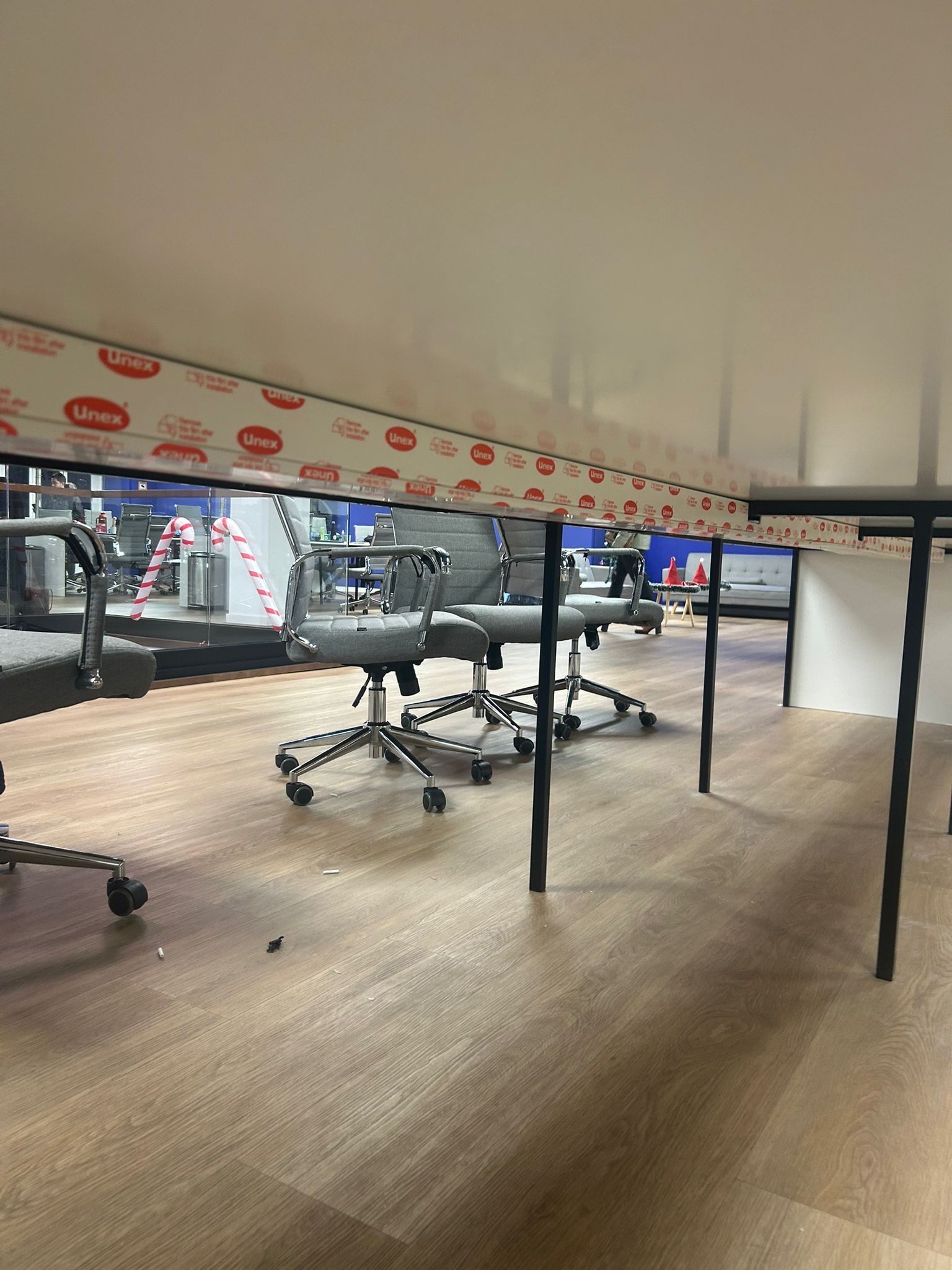 Canalización bajo las mesas de trabajo de GO BRAVO en Madrid