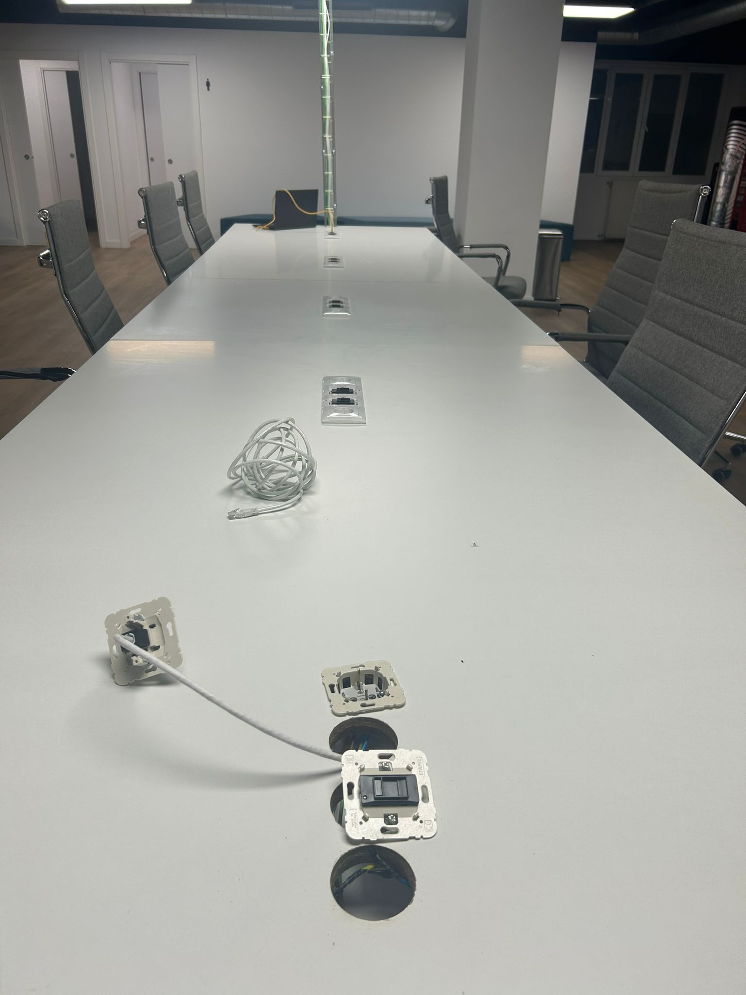 Instalación de conexiones de red y mecanismos eléctricos en las mesas de Bravo