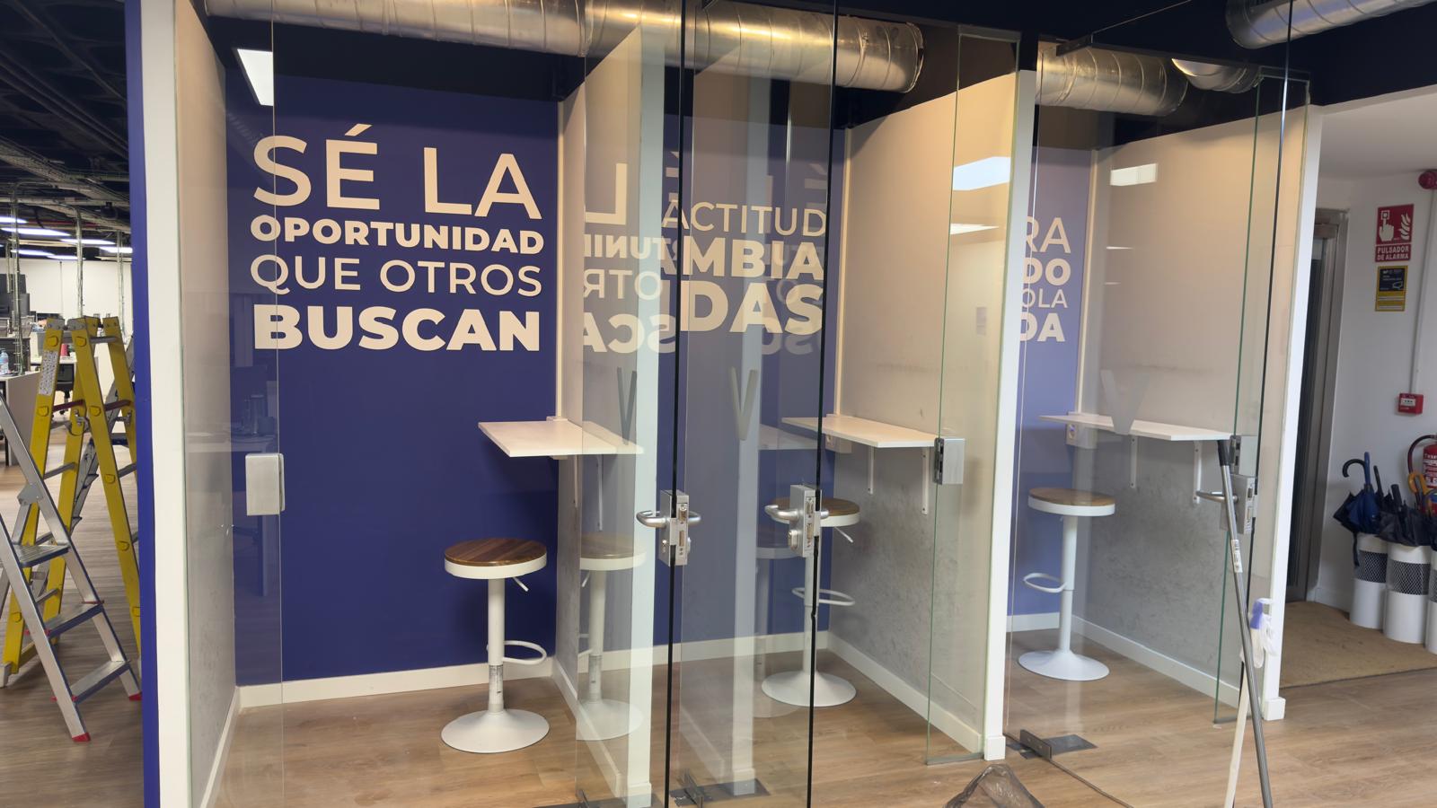 Mamparas y espacios de trabajo en las oficinas de GO BRAVO en Madrid