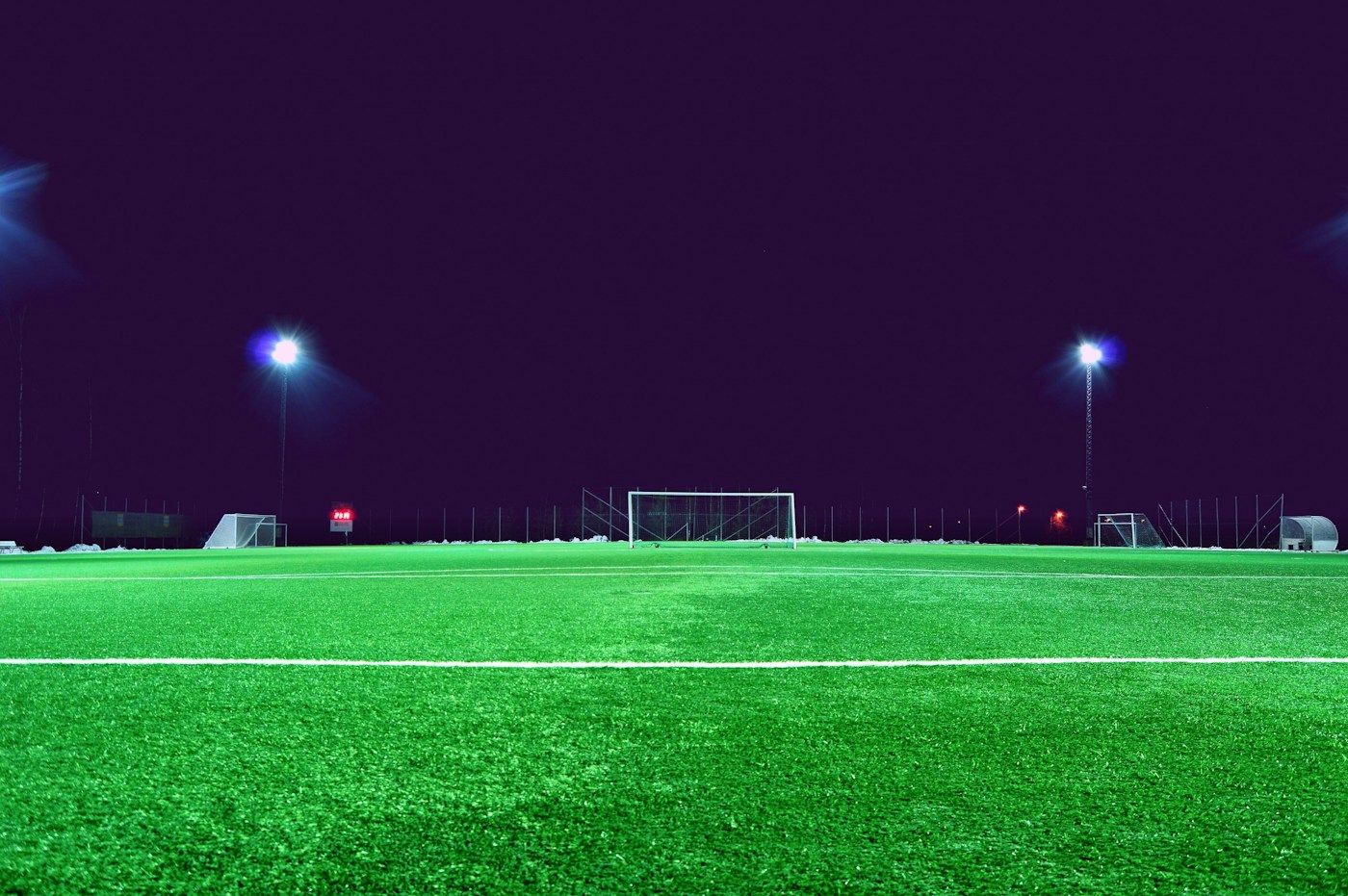 Campo de fútbol iluminado de noche; imagen ilustrativa ajena a AD Villa Rosa
