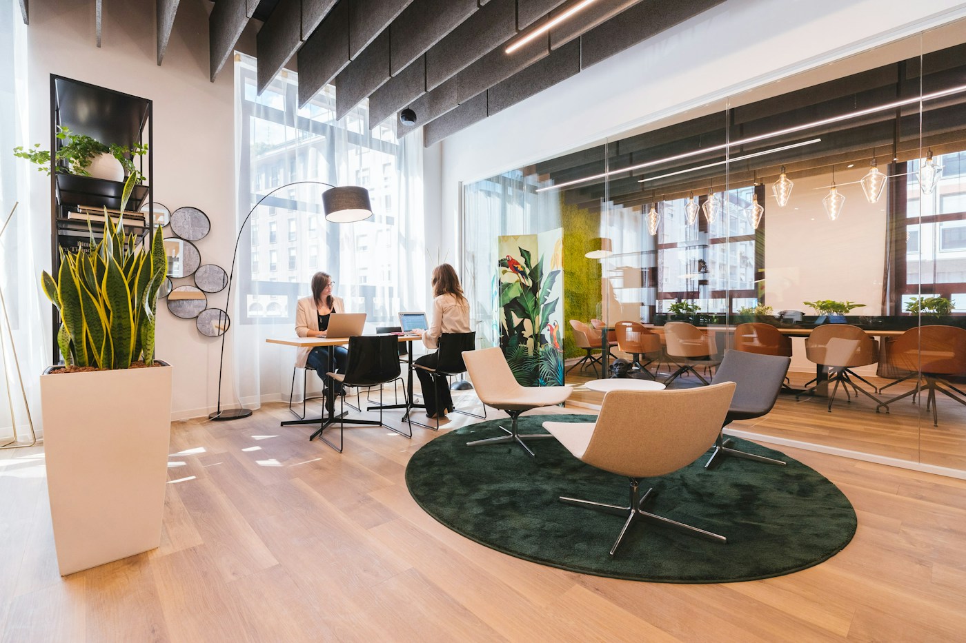 Personas trabajando con portátiles en un espacio de coworking luminoso