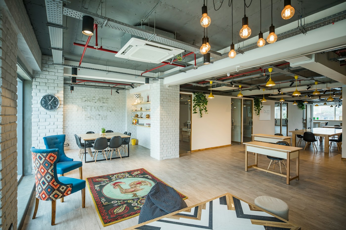 Espacio de trabajo compartido con mesas y sillas