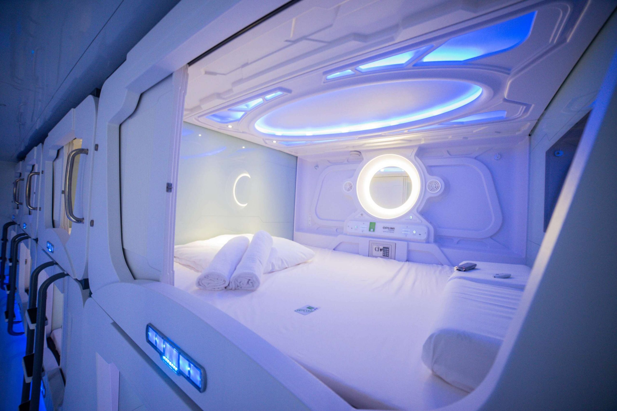 Optimi Rooms Madrid – cápsulas Cápsulas del hotel Optimi Rooms Madrid con iluminación azul
